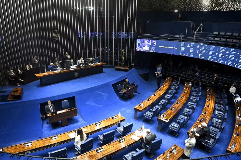 Plenário do Senado praticamente vazio durante a votação de tema polêmico