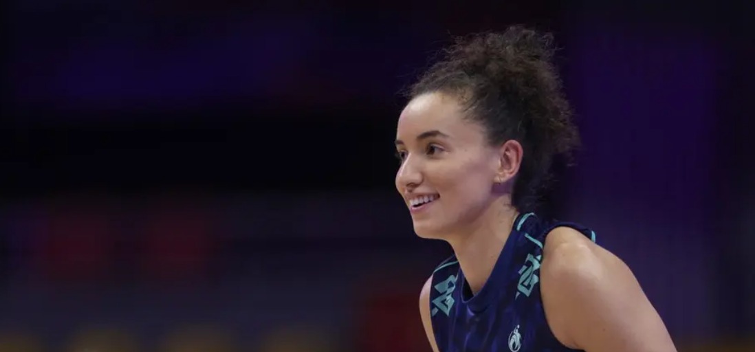 (Ponteira e capitã da equipe, Gabi Guimarães.)