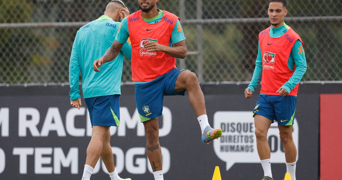 Éderson se aquece em treino da Seleção no CT Joaquim Grava.