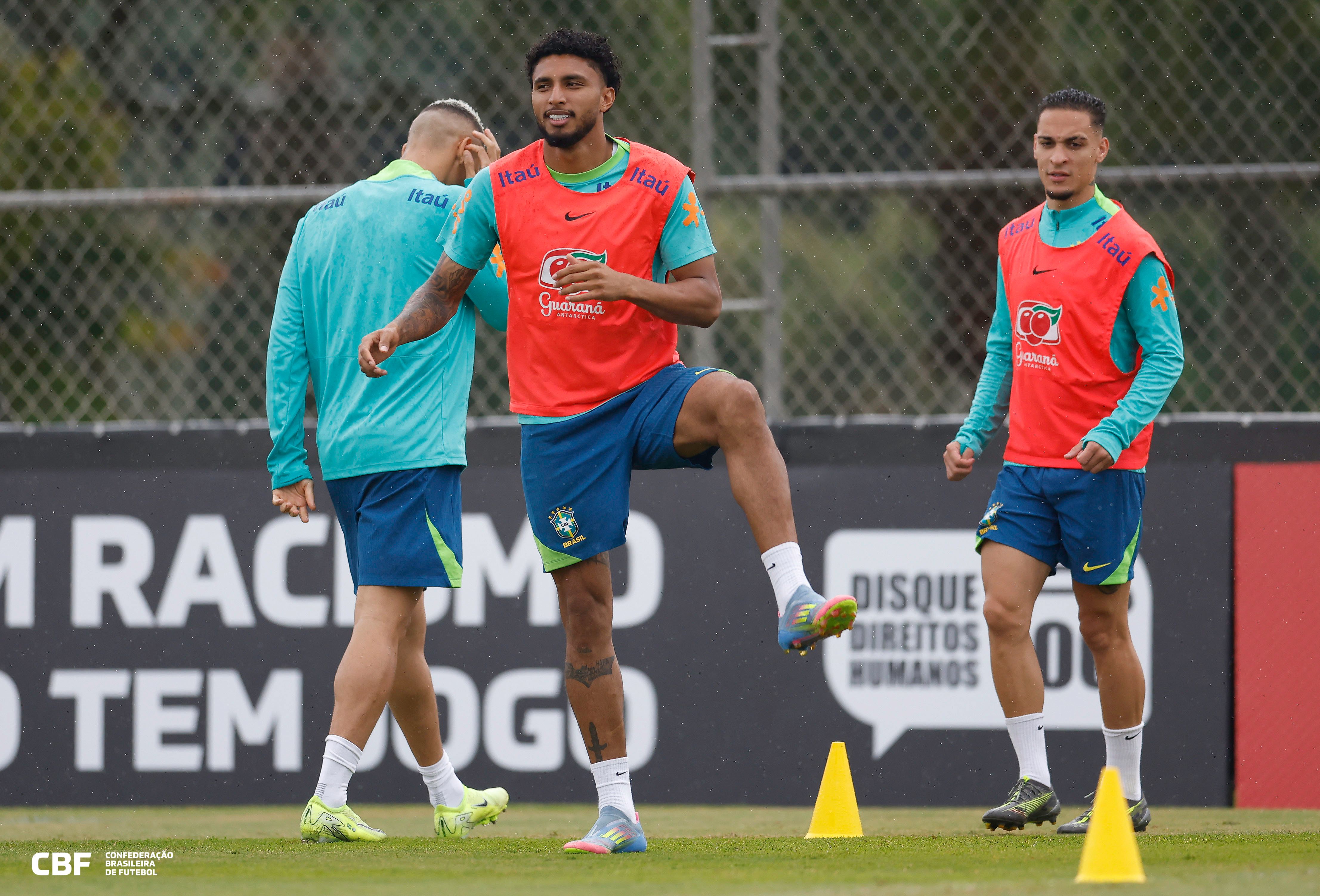 Éderson se aquece em treino da Seleção no CT Joaquim Grava.