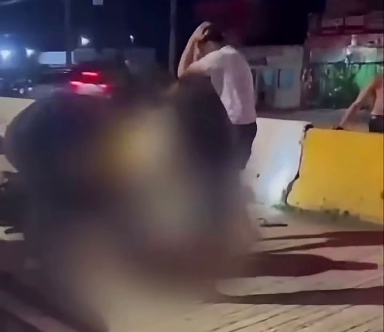 Imagens que circulam na internet mostram a jovem caída no chão logo após a colisão.