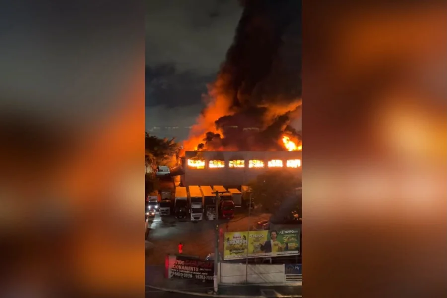 Imagem - Incêndio em distribuidora em Guarulhos volta a ocorrer após quase 24 horas