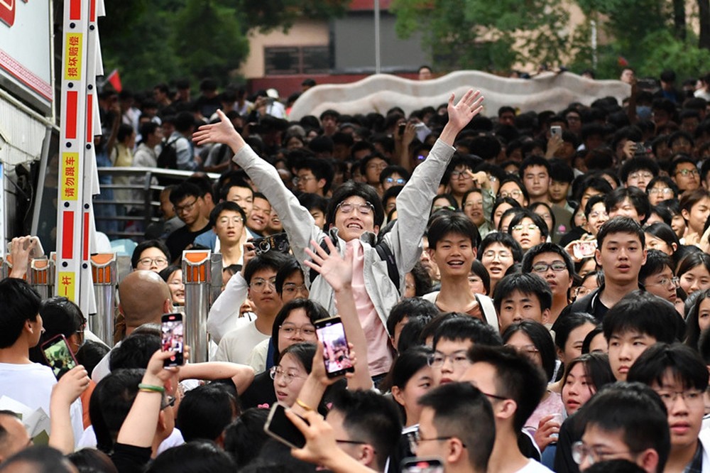 Participantes do gaokao de 2024 deixando um local de provas em Lengshuijiang, na China.