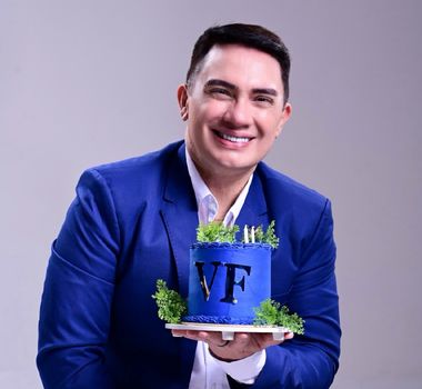 Imagem - Valdir Fernandes celebra a troca de idade