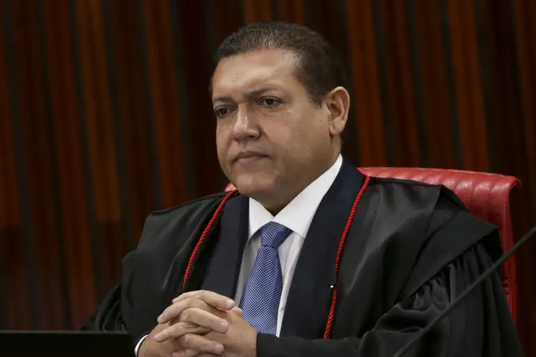 Decisão atende pedido do PL e será analisada pelo plenário do TSE; instituto responsável pela pesquisa defende a metodologia utilizada.
