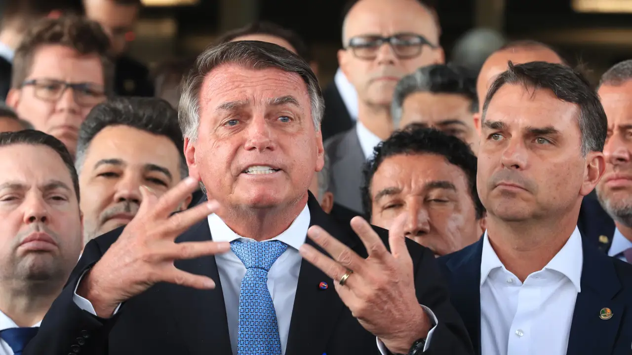 Defesa do ex-presidente apresentou pedido ao STF e sustenta que houve irregularidades durante o processo que resultou na condenação.