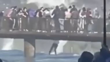 Imagem - Turista pula próximo às Cataratas do Iguaçu para recuperar celular