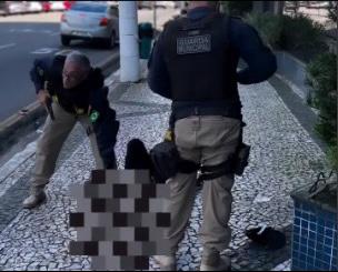 Suspeito é preso por agentes da Ordem Pública.