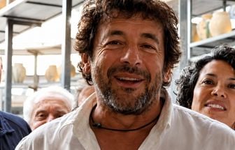 Ídolo francês, Patrick Bruel é preso após ser acusado de agressão sexual por 13 mulheres