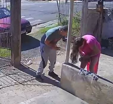 Imagem - Câmeras registram nascimento de bebê em parto realizado dentro de casa