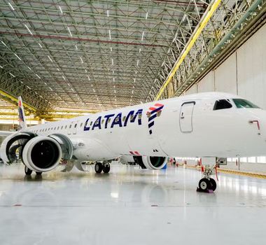 Imagem - Latam apresenta primeiro Embraer E195-E2 de encomenda bilionária para ampliar operações no Brasil