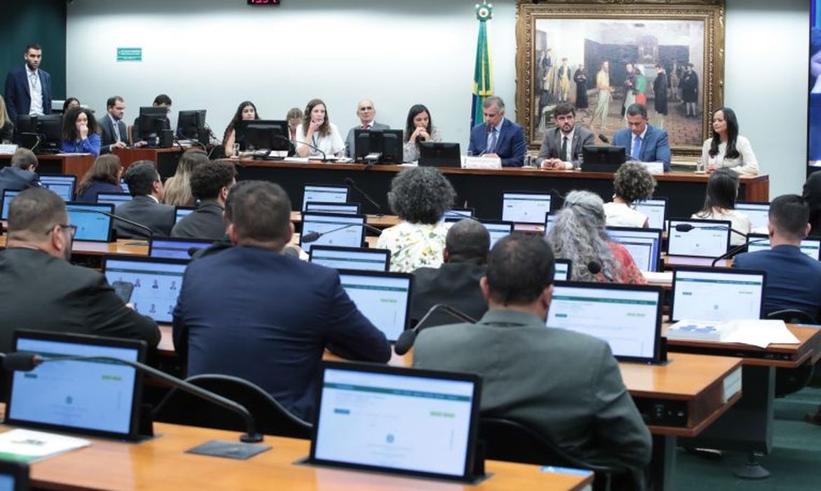 Deputados votam redução da maioridade penal em comissão - 
