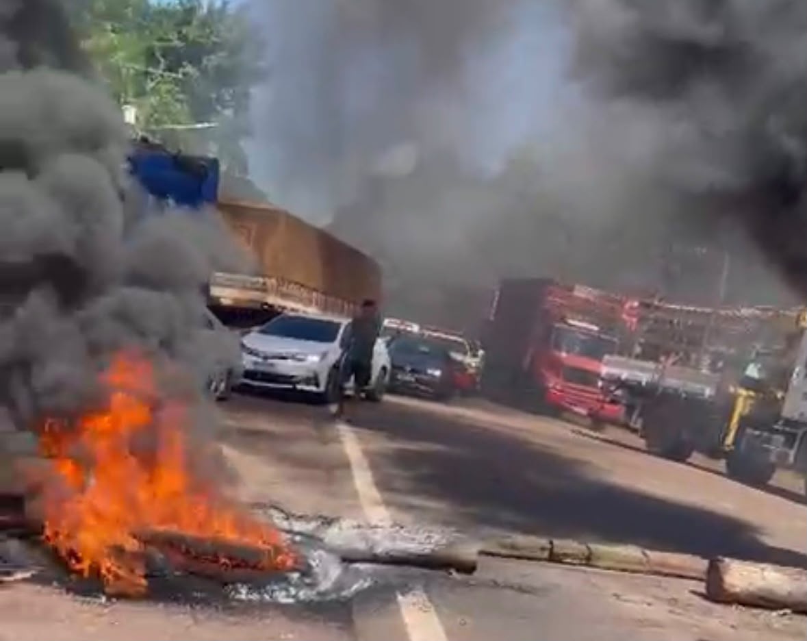 Moradores bloqueiam a PA-151 após quatro dias sem energia elétrica em Barcarena 