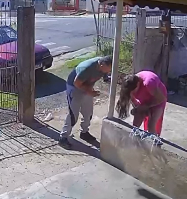 Imagem - Câmeras registram nascimento de bebê em parto realizado dentro de casa