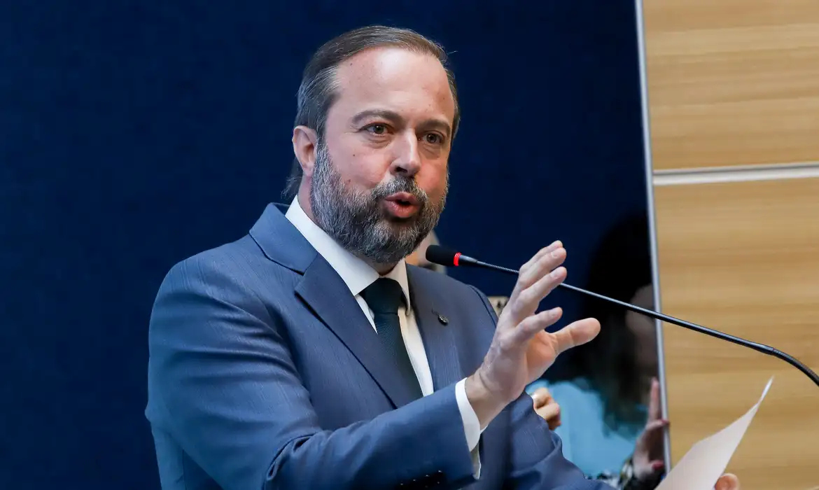 Proposta será analisada pelo CNPE e pode reduzir importações de gasolina, segundo o Ministério de Minas e Energia.