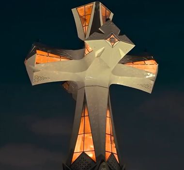 Imagem - Cruz da Torre de Jesus da Sagrada Família é iluminada pela primeira vez na história