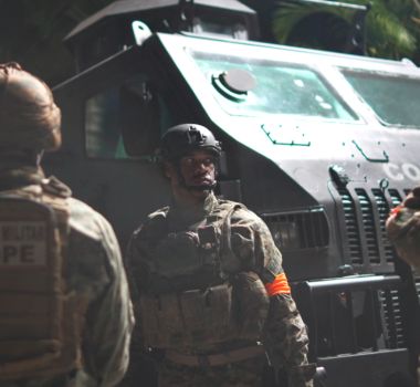 Imagem - Com fuzis apreendidos e barricadas em chamas, forças de elite cercam o Complexo da Maré