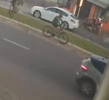 Imagem - Ciclista morre após colisão com pedestres em ciclofaixa, no RS