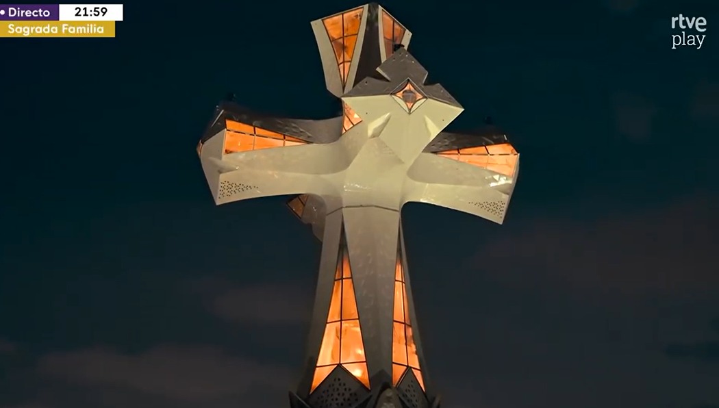 (A iluminação representa mais um avanço importante na construção da basílica, considerada o principal cartão-postal de Barcelona e um dos monumentos religiosos mais visitados do planeta.)