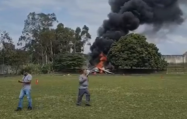 Aeronave de pequeno porte caiu próximo ao aeroporto da cidade durante voo de teste realizado nesta quarta-feira.
