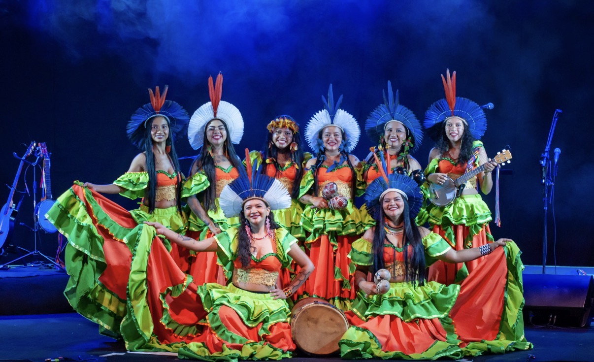 Coletivo Suraras do Tapajoós, do Pará, apresenta um carimbó protagonizado por mulheres indígenas do Baixo Tapajós, com repertórios que dialogam com território, natureza e modos de vida