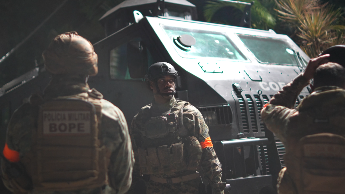 Com fuzis apreendidos e barricadas em chamas, forças de elite cercam o Complexo da Maré