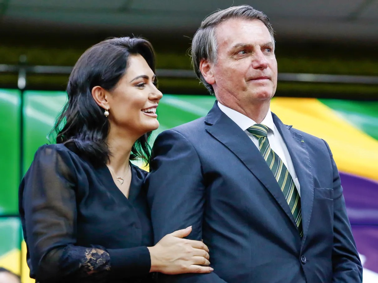 Durante evento em Brasília nesta quarta-feira (10), Michelle disse que poderá abrir mão da disputa eleitoral para se dedicar aos cuidados com o marido