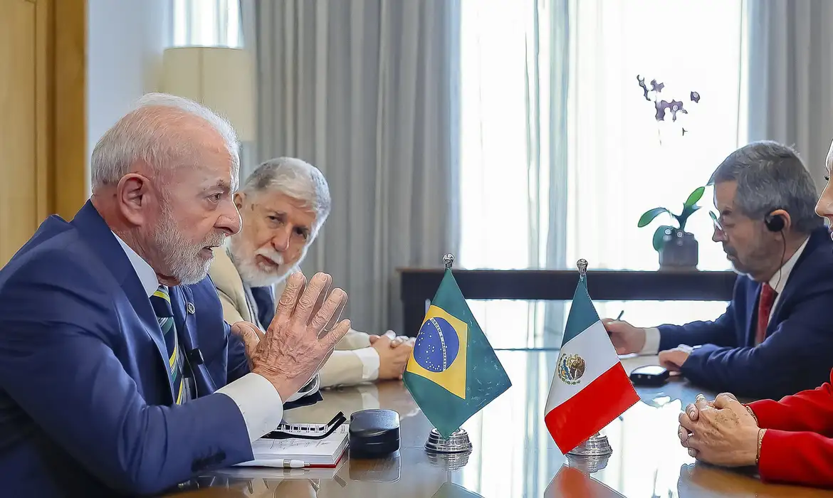 (Lula sugeriu que a situação mexicana pode ter influências externas.)
