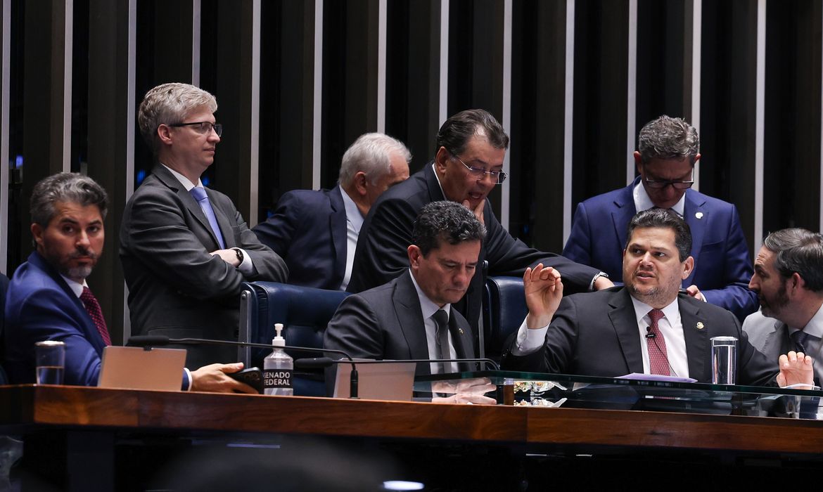 (O texto também trata do alongamento de dívidas originárias de crédito rural.)