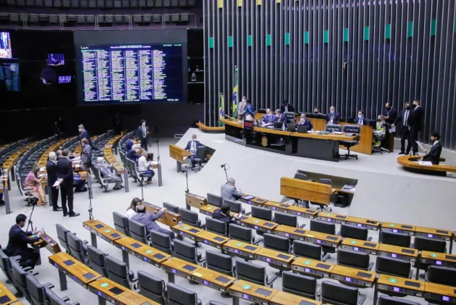 Proposta avançou na CCJ, mas discussão sobre o mérito ainda deve levar tempo na Câmara dos Deputados.