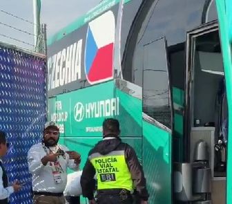 Imagem - Ônibus da República Tcheca fica preso em portão antes da estreia na Copa do Mundo