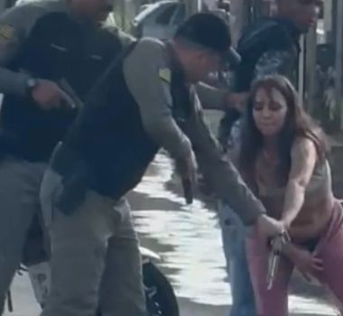 Imagem - Mulher é flagrada com pistola escondida nas partes íntimas em Goiás
