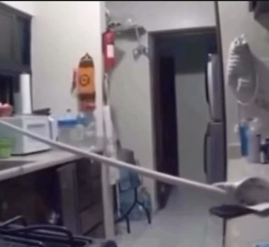 Imagem - Vídeo mostra ladrão usando cabo de vassoura para furtar celular por janela