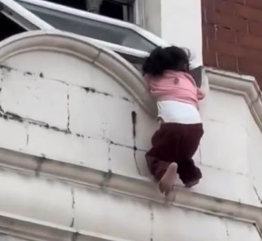 Imagem - Vídeo: Criança é resgatada após ficar pendurada em janela de prédio em Londres