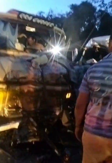 Imagem - Colisão violenta entre van e caçamba deixa vítimas na estrada entre Santa Maria e São Miguel