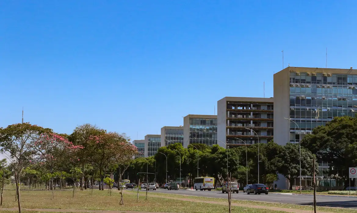 (As três portarias com as autorizações foram publicadas no Diário Oficial da União desta quarta-feira (10) e quinta-feira (11).