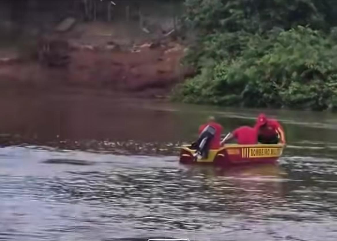 Equipes do Corpo de Bombeiros iniciaram as buscas na área.
