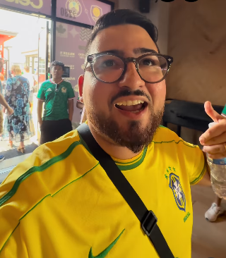 Matheus Larcerda durante um tour por um dos estádios da Copa