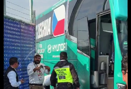 Ônibus da seleção da República Tcheca ficou preso - 