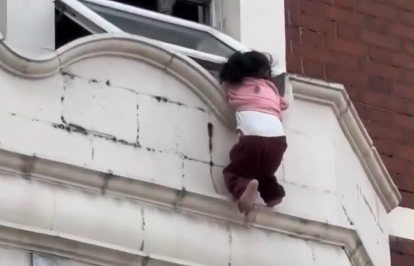 Imagem - Vídeo: Criança é resgatada após ficar pendurada em janela de prédio em Londres