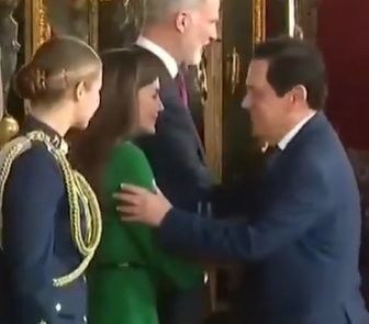 Imagem - Embaixador dominicano causa constrangimento ao cumprimentar rainha da Espanha