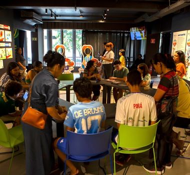 Imagem - Antes da estreia do Brasil na Copa, encontro para troca de figurinhas reúne torcedores em Belém