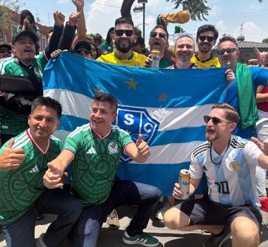 Imagem - Bandeira do Paysandu chama atenção de estrangeiros durante a Copa do Mundo em Nova York