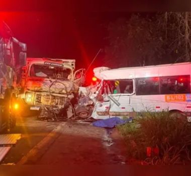 Imagem - Colisão entre van e caminhão deixa 6 mortos entre São Miguel e Santa Maria do Pará