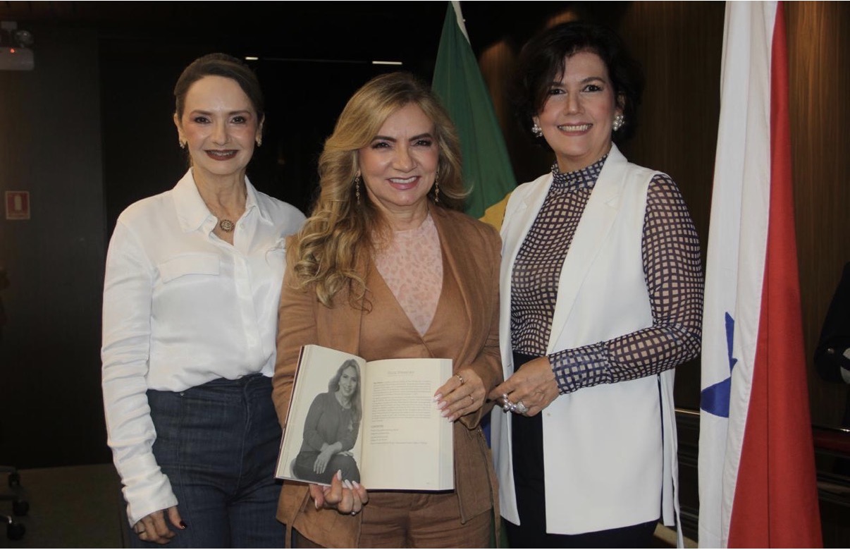 A escritora com as irmãs, Iraneia Chaves e Fernanda Brasil
