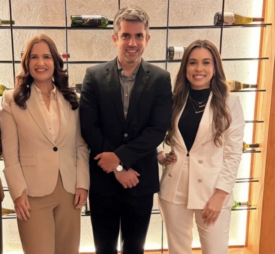 O neurologista, Antônio de Matos, com Larissa Ferreira e Ana Paula Alencar