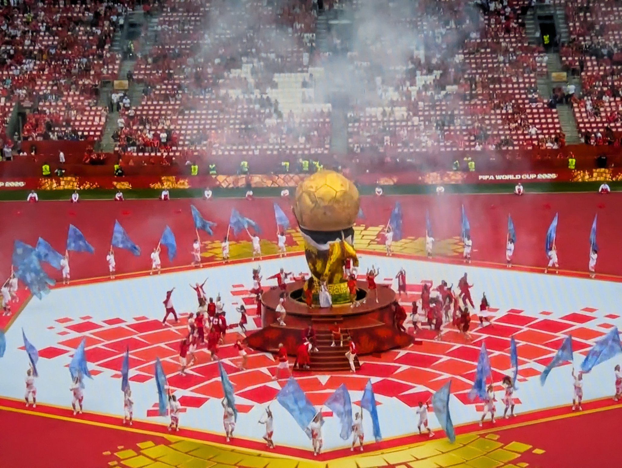 Tecido que formava a base do monumento se soltou completamente, revelando a estrutura interna e interrompendo o efeito visual planejado para a festa.