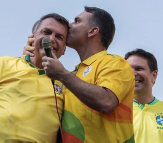 Imagem - Flávio visita Jair Bolsonaro e diz que ele está bem, após Michelle falar em piora do quadro