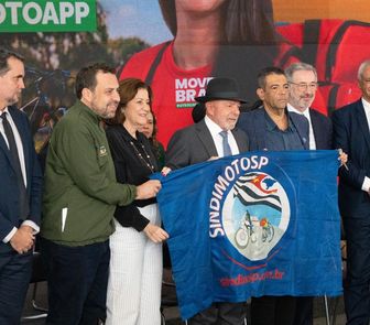 Imagem - Lula anuncia crédito de R$ 2,5 bilhões para entregadores financiarem motos