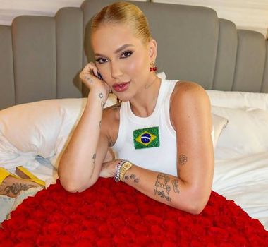 Imagem - 'Bora viver', diz Virginia após ganhar flores e recado de Vini Jr